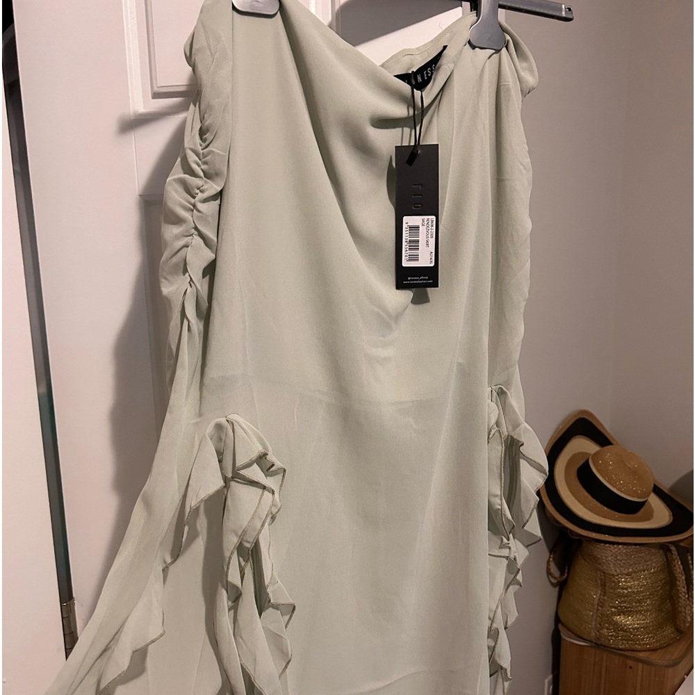 REVOLVE omg!!! ! Ifffff  L / XL SIZE 12/14 no more than that🙌👑